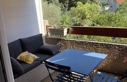 Saint-Cyr-sur-Mer Apartment | T2 Bord de mer Résidence Privée Parking , Grand Jardin .plage 6mns à Pied