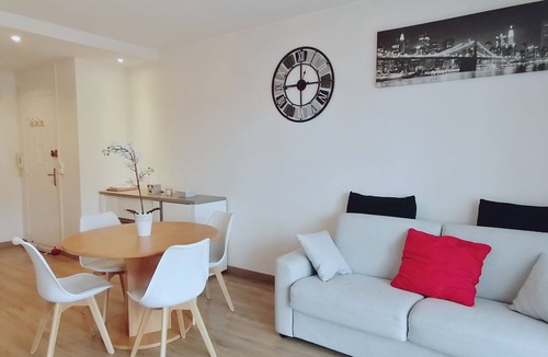 Sainte-Maxime City Centre House | T2 sea view air-conditioned 8m2 terr. 2nd floor sea / city center at 200m WIFI