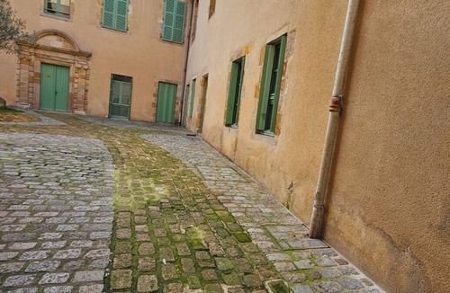 Montlucon Apartment | T4 historic city center Montluçon near train station