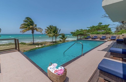 Silver Sands Villa | Tallawah 7-BEACHFRONT! FAMILIES WELCOME! STAFFED! INFINITY POOL! SECURITY