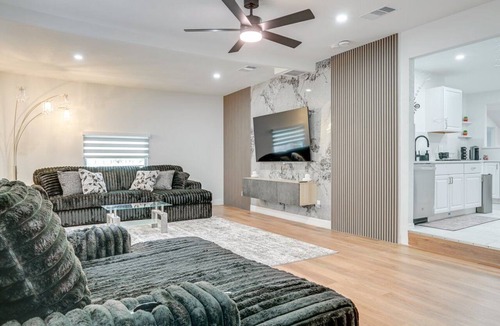 Old Seminole Heights Boat Rental | Tampa Bay Oasis: Hot Tub & Huge Covered Deck!