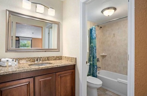 Historic Downtown Kissimmee Hotel | Tasteful Room with 2 DBL Beds Close to Must-see Attractions