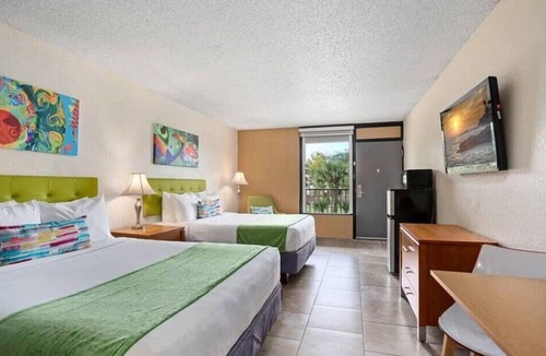 Historic Downtown Kissimmee Hotel | Tasteful Room with 2 DBL Beds Close to Must-see Attractions