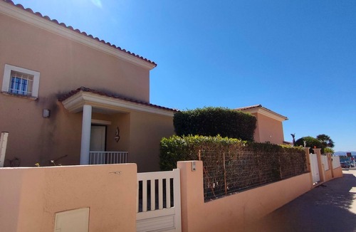 Le Brusc Villa | The beach is just 2 steps away!
