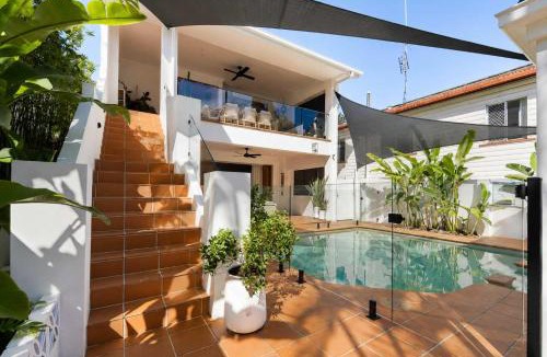 Burleigh Heads House | The Beachside House with Pool & Walk to Beach