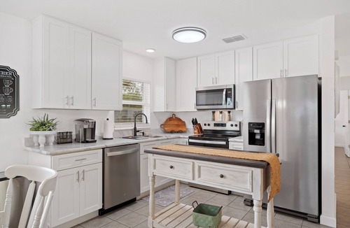 Lakeland House | The Carolyn Cottage - 3BR LKLD Pool Home