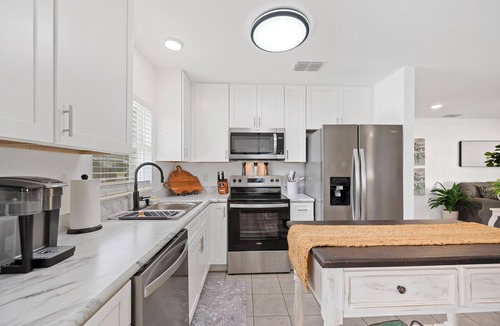 Lakeland House | The Carolyn Cottage - 3BR LKLD Pool Home