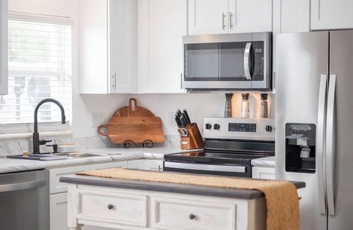 Lakeland House | The Carolyn Cottage - 3BR LKLD Pool Home