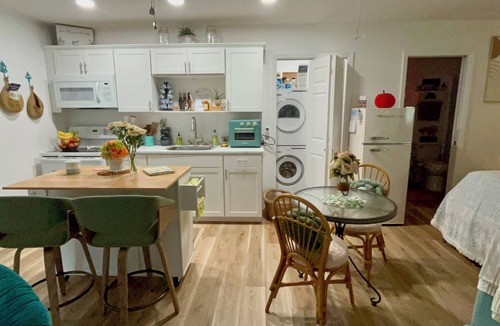 Lakeland Cottage | The Cozy Cottage 1 bedroom plus studio bed and 2 bathrooms in charming Lakeland