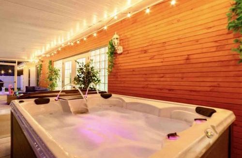 Featherock House | The Flamingo*4bed*pool*jacuzzi*foosball