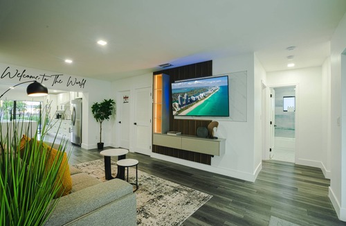 Tamiami House | The Grand World Mansion/9 Bedrooms/Game Room/Htd Pool/Pickleball/Mini Golf/BBQ