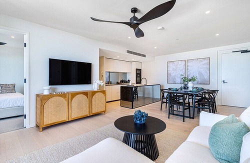 Palm Beach Apartment | The Luxe Surf & Sea Suite