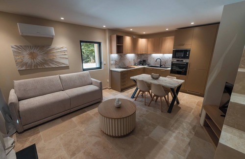 Condillac House | The Nest of the Tits – Charming cottage with pool near Montélimar