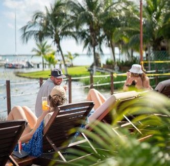 Centro House | The Yak Lake House - Hostal Bacalar