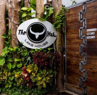 Centro House | The Yak Lake House - Hostal Bacalar