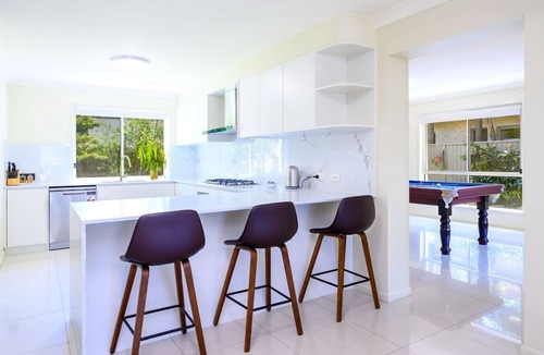 Helensvale House | Theme Park Paradise 4BR Spacious Family Home near Gold Coast Parks