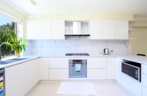 Helensvale House | Theme Park Paradise 4BR Spacious Family Home near Gold Coast Parks