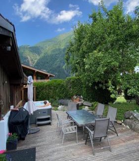 Les Bossons Ski Chalet | Tiki Lodge - hot tub & sauna