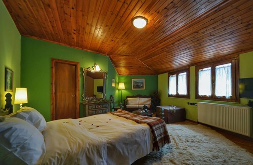 Eptalofos Hotel | To Balcony tis Agorianis