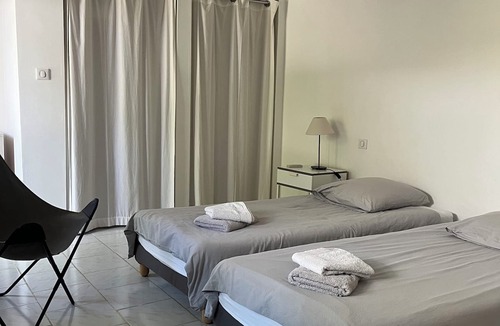 Cadenet Cabin | To the Sound of Cicadas—a peaceful spot with a pool, just a 5-minute walk from the village