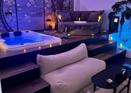 Gonfaron Apartment | Townhouse83 Loveroom Chic Jacuzzi privatif
