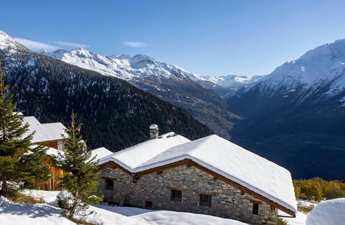 Les Eucherts Ski Chalet | Traditional chalet near the slopes with large terrace