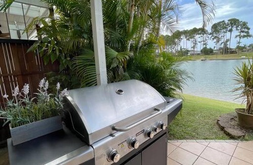 Elanora House | Tranquil Oasis on Pine Lake
