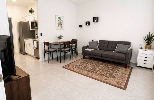 Winter Haven House | Traveling workers w/full kitchen and living space