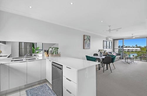 Carrara Apartment | Tri-Level 2BR Water-View Townhouse | Free Parking