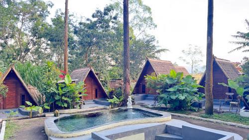 Toya Bungkah House | Triangle House and hot spring