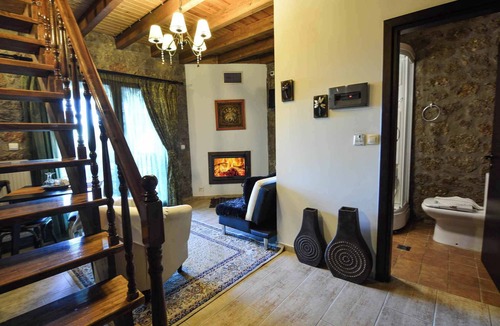 Mesaia Trikala Bed & Breakfast | Trikalon Muses Art Suites - Polumnia Cozy Loft