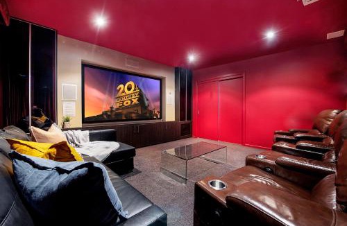 Broadbeach Waters House | Tropical Dreaming - Heated Pool Cinema Room