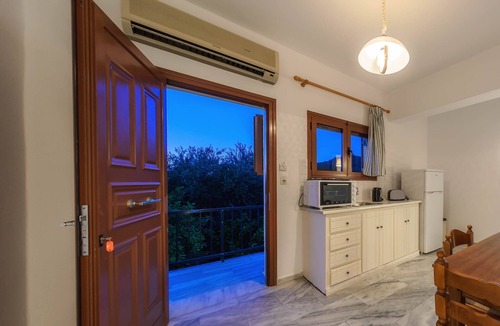 Kalamaki Apartment | Two-bedroom Apartment With Balcony