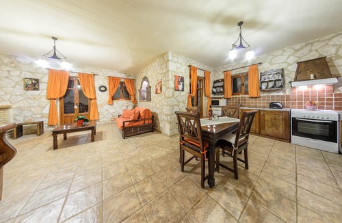 Akrotiri Villa | Two-Storey Villa with Private Pool