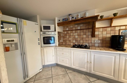 Auriol Apartment | Type 2 apartment in the heart of the Provencal countryside with swimming pool and parking lot