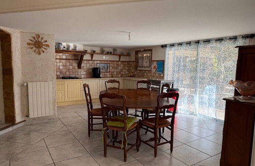 Auriol Apartment | Type 2 apartment in the heart of the Provencal countryside with swimming pool and parking lot