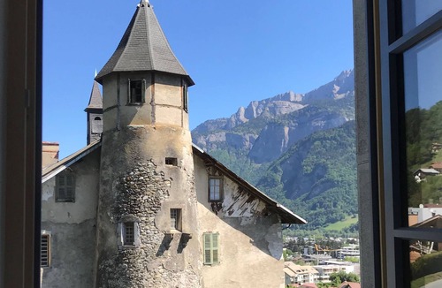 Sallanches Apartment | Un Étage Complet Dans une Tour Médiévale Rénovée au Cœur du Pays du Mont-blanc