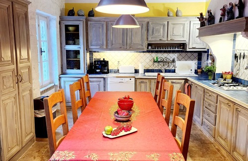 Sablet House | Updated 3-bedroom village house in center of medieval Sablet with cool AC breeze