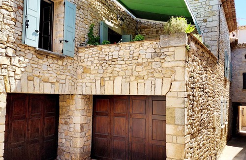 Sablet House | Updated 3-bedroom village house in center of medieval Sablet with cool AC breeze