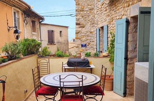 Sablet House | Updated 3-bedroom village house in center of medieval Sablet with cool AC breeze