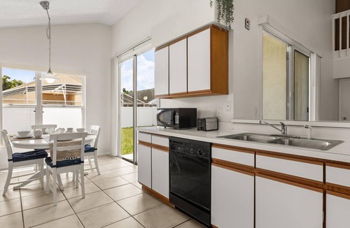 Chatham Park Cottage | Upstay: Bright Family-friendly Retreat With Patio