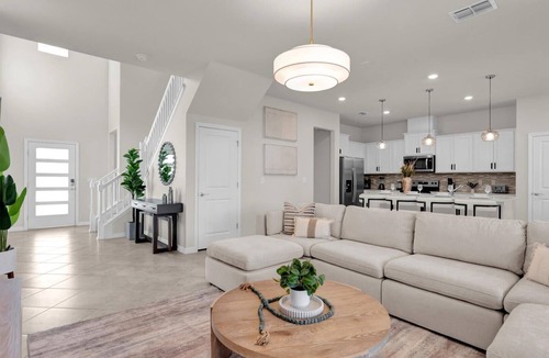 Four Corners Cottage | Upstay Family Home w Cinema, Pool & BBQ Clermont