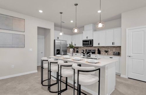 Four Corners Cottage | Upstay Family Home w Cinema, Pool & BBQ Clermont