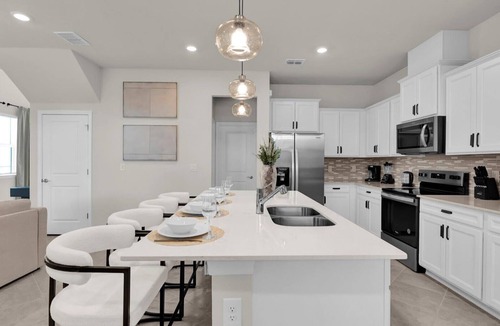 Four Corners Cottage | Upstay Family Home w Cinema, Pool & BBQ Clermont