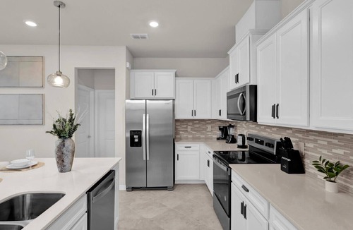 Four Corners Cottage | Upstay Family Home w Cinema, Pool & BBQ Clermont