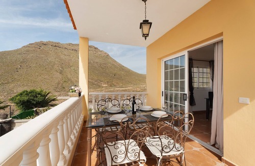 El Madronal House | Vacation Home "Bonita Casa Arianny con Piscina" with Mountain View, Private Pool & Wi-Fi