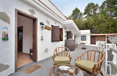 Icod de los Vinos House | Vacation Home 'Ca Aurora' with Mountain View, Shared Terrace and Wi-Fi
