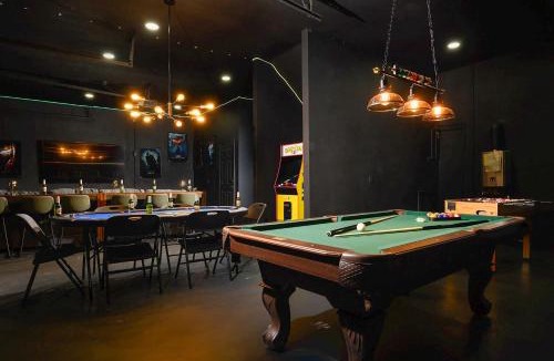 Valrico Villa | Valrico Villa: Pool, Spa, Court & Game Room
