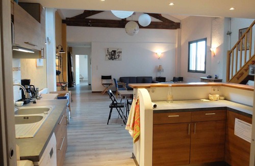 Aubenas Apartment | Vaste Logement, 163 m2 en Bord de Vieille Ville