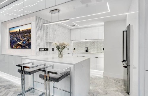 South Beach House | Versace Mansion Neighbor (Floor 1) Sleeps 9